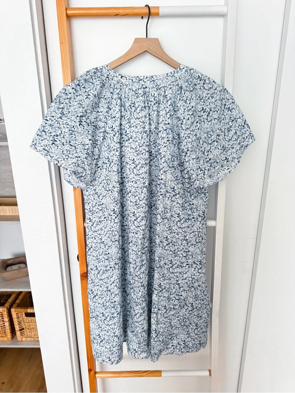Tuckernuck Hyacinth House Davis Dress Blue Floral V- Neck NWT